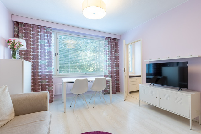 Vuokra-asunto Lohja Voudinpuisto Yksiö Tilava asuinhuone. Ikkunat luontoon.