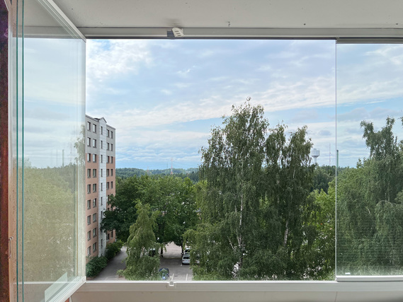 Vuokra-asunto Vantaa Hakunila Kaksio Iso ikkuna tuo valoa olohuoneeseen.