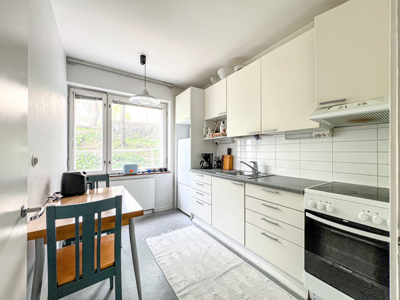 Rental Helsinki Kallio 2 rooms Läpitalonhuoneisto tarjoaa asukkaalleen kaksi tilavaa huonetta sekä erillisen keittiön.