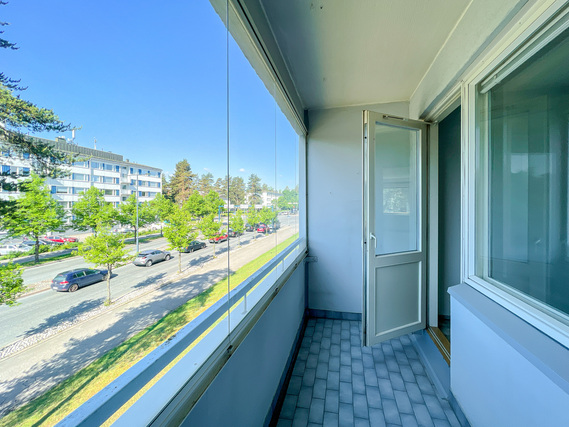 Rental Hyvinkää Kirjavatolppa 2 rooms Tilava ja valoisa läpitalon kaksio lasitetulla parvekkeella.