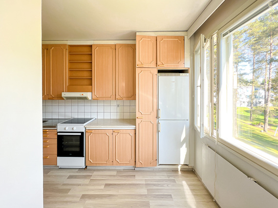 Rental Hyvinkää Kirjavatolppa 2 rooms Tilava ja valoisa läpitalon kaksio lasitetulla parvekkeella.