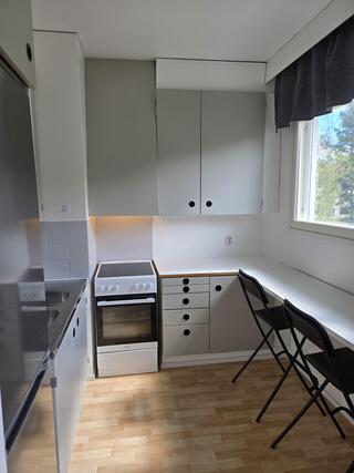 Vuokra-asunto Turku Ilpoinen Kaksio Pihaan kuuluu kolme asuinrakennusta.