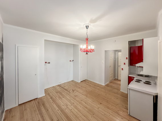 Rental Helsinki Ullanlinna 1 room Tunnelmallinen ensimmäisen kerroksen sisäpihan puolen koti huippupaikalla.