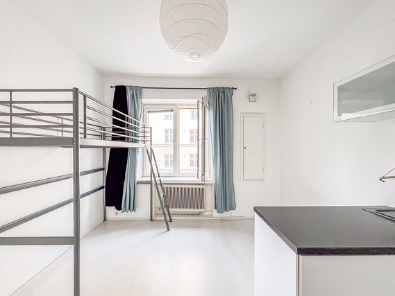 Rental Helsinki Kallio 1 room Valoisa  toisen kerroksen koti: keskeinen sijainti, avokeittiö saarekkeella, ikkunanäkymä koilliseen