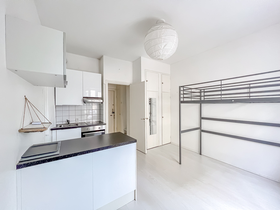 Rental Helsinki Kallio 1 room Valoisa  toisen kerroksen koti: keskeinen sijainti, avokeittiö saarekkeella, ikkunanäkymä koilliseen
