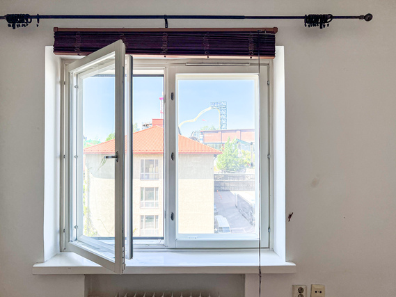 Rental Helsinki Alppiharju 1 room Hissitalon 5. kerroksen koti hyvällä sijainnilla. Näkymät Linnanmäelle länteen.