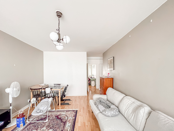 Rental Helsinki Kallio 3 rooms Kaunis läpitalonhuoneisto upealla paikalla. Yhtiössä viihtyisä piha ja saunatilat.