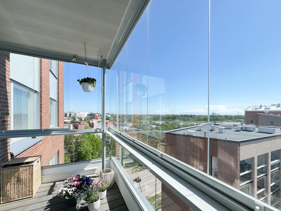 Rental Helsinki Pasila 3 rooms Upea 9. kerroksen kolmio etelän suuntaisella lasitetulla parvekkeella.
