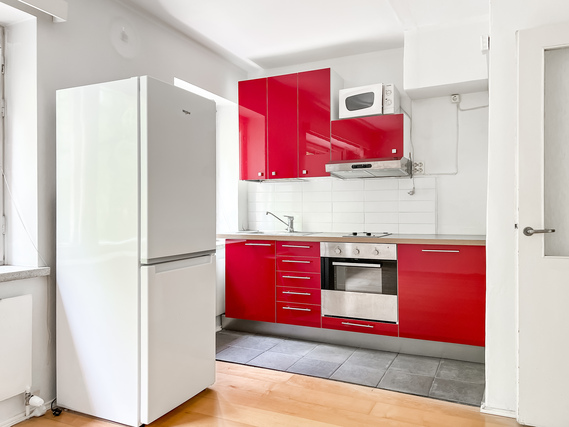 Rental Helsinki Munkkivuori 1 room Pirteällä punaisella keittiöllä varustettu yksiö, luonnon läheisellä sijainnilla.