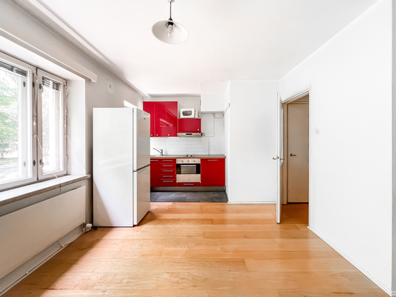 Rental Helsinki Munkkivuori 1 room Pirteällä punaisella keittiöllä varustettu yksiö, luonnon läheisellä sijainnilla.