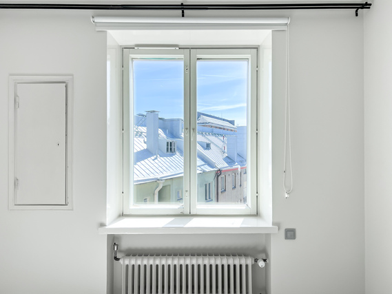 Vuokra-asunto Helsinki Kallio Kaksio Upea, ylimmän kerroksen remontoitu koti. Makuuhuoneesta näkymät taloyhtiön sisäpihalle etelään.
